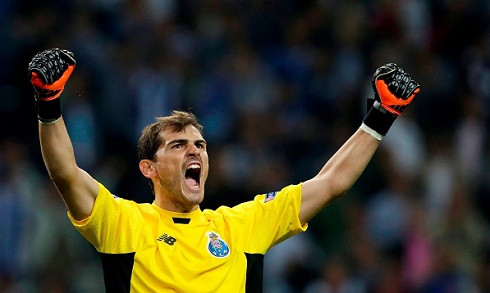 Iker-Casillas-gianh-giai-ban-chan-vang