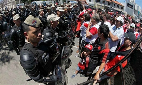 Bạo lực leo thang, CK Copa Libertadores lại một lần nữa bị hoãn
