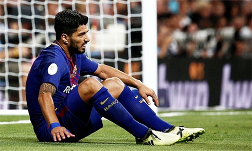 Barca lo lắng khi Suarez bị bong gân mắt cá chân phải