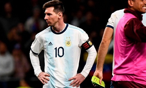 Dính chấn thương, Argentina trả Messi về lại Barca