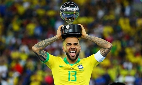 Alves xếp thứ 2 trong top 10 cầu thủ giàu thành tích nhất làng bóng