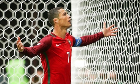 Brazil và Anh phải "ngả mũ" trước sức "công phá" của Ronaldo