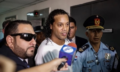 Đóng tiền bảo lãnh, Ronaldinho được ra tù sau 32 ngày bị giam