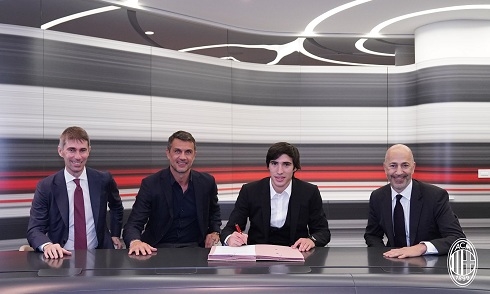 AC Milan chính thức đón "tiểu Pirlo"