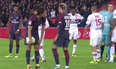 Video bóng đá Ligue 1: Neymar xin đá penalty, Cavani thẳng thừng từ chối