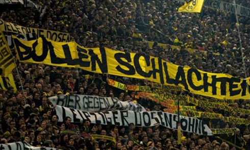 Dortmund bị phạt 100.000 euro và đóng cửa sân