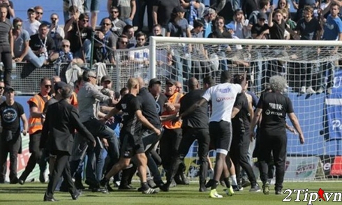 CĐV tấn công cầu thủ, trận Bastia tiếp Lyon bị hoãn