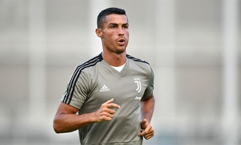 SỐC: Áo đấu của Ronaldo ở Juventus làm ra không kịp bán