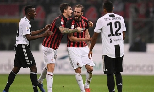 Gonzalo Higuain nhận án treo giò 2 trận khiến Milan khốn đốn