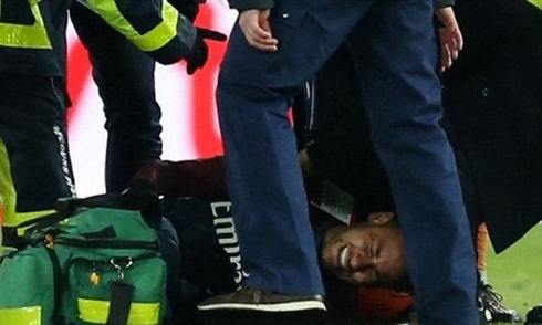 Khóc rời sân vì chấn thương, Neymar nguy cơ lỡ trận gặp M.U